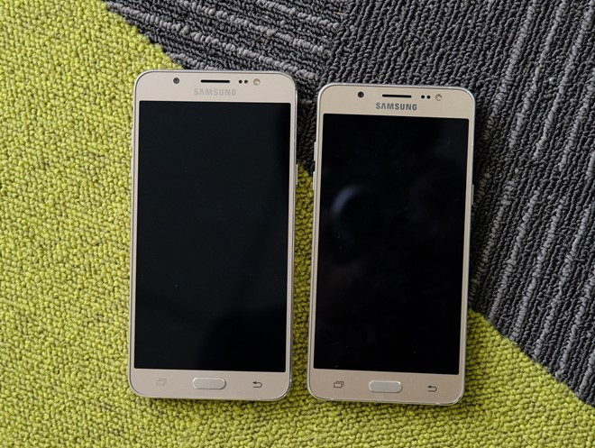 So với mẫu tiền nhiệm, Galaxy J5 và J7 2016 mang đến nhiều nét tươi mới trong thiết kế. Phần khung nhựa được thay thế bằng khung nhôm. Kích thước của Galaxy J5 và J7 không chênh lệch nhiều.