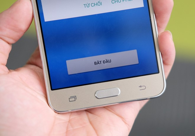 Samsung vẫn duy trì các phím cảm ứng cố định. Nút home không có cảm biến vân tay như trên các máy Galaxy dòng cao cấp.