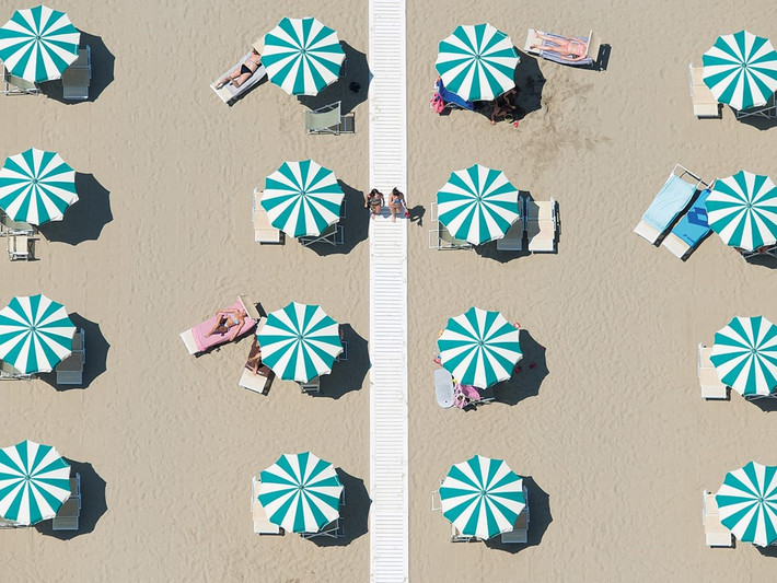 Hàng ô xanh trắng trên bãi biểnRimini, Italy.