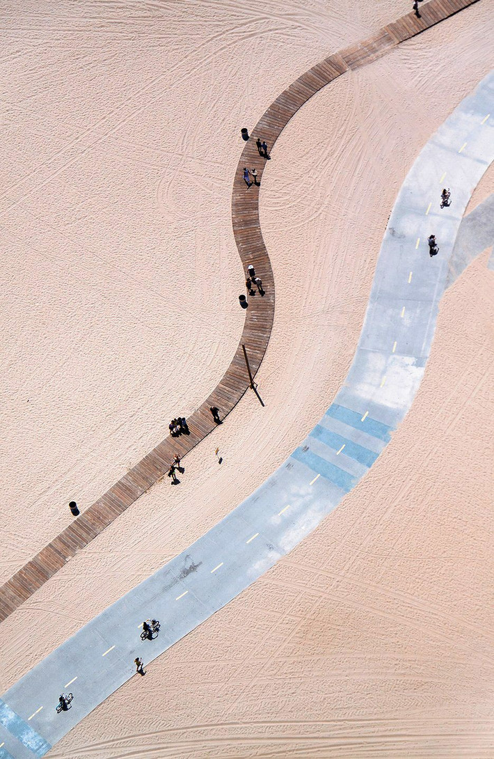 Trên bãi cát ởSanta Monica, California, Mỹ.