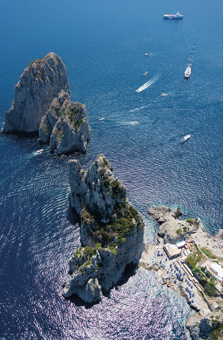Dãy núi đá nổi tiếng Faraglioni vùng Địa Trung Hải, Capri, Italy.