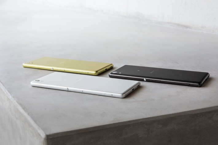 Gọi điện thoại Sony Xperia XA Ultra là một chiếc điện thoại khổng lồ do nó đang trang bị màn hình kích thước lên đến 6 inch, độ phân giải Full HD, mật độ điểm ảnh đạt 367ppi. Vẫn duy trì thiết kế của những thiết bị Xperia Z, phần khung viền của XA Ultra cũng được làm bằng kim loại, tạo cảm giác sang trọng và cảm giác cầm nắm tốt cho sản phẩm.