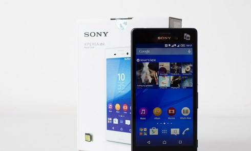 Sony Xperia M4 (giá từ 4,2 triệu đồng). Xperia M4 Aqua là phiên bản tiền nhiệm của Xperia M5. Vì thế, máy này có màn hình độ phân giải HD thay vì Full HD. Camera cũng được giảm xuống còn 13 megapixel. Thiết kế trông giống với dòng Xperia Z dù chất liệu phần lớn là nhựa. Xperia M4 Aqua có tới hai phiên bản khác nhau với giá chênh nhau khoảng 300.000 đồng. Trong đó, bản 1 sim hỗ trợ 4G LTE còn bản 2 sim thì không.