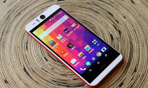 HTC Desire Eye (7,5 triệu đồng). Desire Eye ra mắt gần 2 năm nhưng vẫn là lựa chọn ổn so với nhiều mẫu Android HTC khác, nếu so giá và cấu hình. Máy có thiết kế độc đáo với camera selfie 13 megapixel với đèn Flash kép hệt như một camera chính. Sở hữu cấu hình giống One M8, dùng chip Snapdragon 801 và RAM 2GB, nhưng vỏ máy làm từ nhựa nhiều màu sắc. Điểm hơn là có khả năng chống nước và chống bụi.