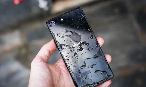 Sony Xperia M5 Aqua (8 triệu đồng). Xperia M5 Aqua là phiên bản rút gọn từ dòng Xperia Z với giá bán thấp hơn nằm ở tầm trung. Không có khung viền kim loại và lưng kính, thay vào đó là khung vỏ nhựa, nhưng thiết kế của Xperia M5 trông giống với Z3 và Z4, vẫn chống nước và chống bụi. Sản phẩm được trang bị màn hình 5 inch với độ phân giải Full HD, hỗ trợ 2 sim và có camera lên tới 21 "chấm", camera trước selfie ổn với độ phân giải 13 megapixel.