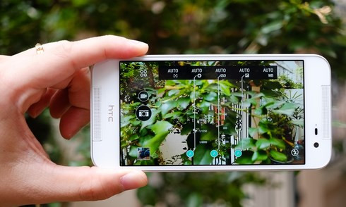 HTC Butterfly 2 (4,3 triệu đồng). HTC Butterfly 2 có cấu hình như Desire Eye nhưng giá lại rẻ hơn gần nửa, một phần vì model này nằm trong kế hoạch xả hàng của HTC và thiết kế không bằng. Máy vẫn có vỏ nhựa, khả năng chống nước nhưng khi đặt cạnh Desire Eye trông thô hơn. Máy có cấu hình tốt so với giá khi dùng chip Snapdragon 801 và RAM 2GB. Mặt lưng còn được trang bị hệ thống camera kép Duo Camera, cho phép chụp ảnh với nhiều hiệu ứng như xoá phông nền, chèn thêm hình nền...