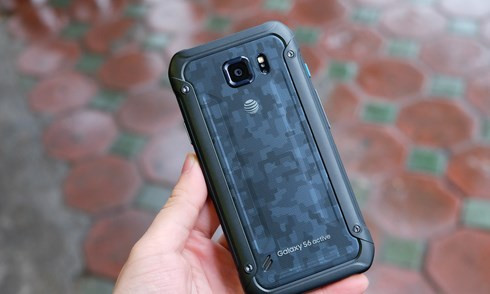 Samsung Galaxy S6 Active (7,5 triệu đồng). So với các đối thủ trong danh sách, Galaxy S6 active có lợi thế về độ bền khi không chỉ chống nước và chống bụi với tiêu chuẩn IP, sản phẩm còn có vỏ chống va đập với tiêu chuẩn của quân đội Mỹ Mil-STA-680. Galaxy S6 active mang cấu hình giống với Galaxy S6 phiên bản thường, chưa bằng Galaxy S7 lẫn S7 edge. Camera độ phân giải 16 megapixel nhưng ống kính khẩu độ nhỏ hơn và cảm biến không hỗ trợ công nghệ lấy nét nhanh DualPixel. Bù lại, máy có giá bán rẻ hơn một nửa.