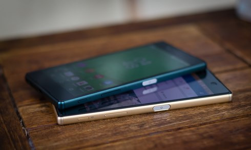 Sony Xperia Z5 - Z5 Premium (giá từ 12,5 triệu đồng). Xperia Z5 và Z5p kế thừa thiết kế cùng tính năng chống nước từ những mẫu Xperia Z đời trước. Khác với bộ đôi của Samsung, Xperia Z5 và Z5 Premium có cấu hình và độ phân giải màn hình khác biệt nhau. Trong đó, đàn em giá rẻ hơn dùng màn hình Full HD trong khi Xperia Z5 Premium có màn hình lên tới 4K, nét hơn cả Galaxy S7 edge. Bộ đôi Xperia Z5 của Sony cũng được đầu tư vào camera với cảm biến 23 megapixel hỗ trợ công nghệ lấy nét tốc độ nhanh, hỗ trợ quay video chất lượng 4K.