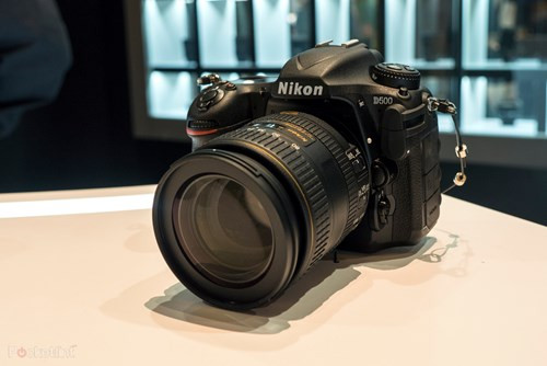 Nikon D500. Đây được xem là phiên bản thu gọn của mẫu Nikon D5. Nikon D500 sở hữu cảm biến định dạng DX với độ phân giải 20,8MP, đi kèm với đó là bộ xử lý hình ảnh EXPEED 5 và hệ thống lấy nét tự động 153 điểm với 99 điểm là cross-type. Ngoài ra máy ảnh này còn có dải ISO từ 100-51.200, và có thể tăng lên đến ISO 1.640.000. Máy có 2 tuỳ chọn lưu trữ thẻ XQD hoặc SD và được tích hợp chuẩn kết nối USB 3.0, Wi-Fi và NFC. Giá tham khảo: 46 triệu đồng