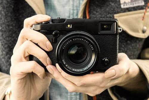 Fujifilm X-Pro 2. Fujifilm X-Pro 2 là máy ảnh đạt được độ phân giải lớn nhất trong dòng X-Series với 24,3MP, sử dụng bộ cảm biến X-Trans CMOS III mới nhất. Kết hợp với bộ xử lý X-Processor Pro mang đến hiệu suất cao trong điều kiện ánh sáng thấp và cho khả năng chụp liên tiếp 8 khung hình/giây với công nghệ tự động lấy nét theo phase. Dải ISO có thể mở rộng lên đến ISO51200 và đây cũng là chiếc máy dòng X-series đầu tiên hỗ trợ định dạng ảnh RAW nén. Giá tham khảo: 34,5 triệu đồng