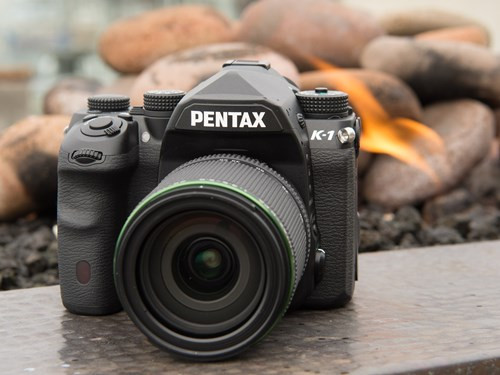 Pentax K-1. DSRL trang bị full-frame đầu tiên của Pentax sở hữu cảm biến CMOS 36,4 megapixel, tích hợp công nghệ loại bỏ bộ lọc khử răng cưa (lowpass AA filter) mang đến độ sắc nét tốt nhất cho ảnh. Pentax K-1 trang bị vi xử lý hình ảnh PRIME IV cho phép máy chụp được ảnh định dạng RAW 14-bit (định dạng DNG hoặc PEF). Mẫu máy ảnh full-frame cũng có mức nhạy sáng cao nhất đạt ISO 204.800 và khả năng ghi hình Full HD 1080/30p. Ngoài ra máy ảnh này còn được trang bị tính năng Pixel Shift để tạo ra những bức ảnh có độ phân giải lớn. Giá tham khảo: 46 triệu đồng