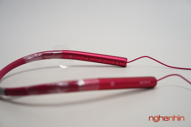 Đây cũng là khu vực Sony đặt các bộ dây kết nối, pin cùng bộ xử lý âm thanh Hi-Res cao cấp của MDR-EX750BT. Các phím nguồn, chuyển bài, tăng giảm âm lượng được Sony bố trí rất hợp lý bên cạnh trái để người dùng có thể dễ dàng thao tác. Bên cạnh phải, Sony để trống không gian để mang lại độ thoáng trong tạo hình cùng điểm nhấn là logo NFC và Sony 2 bên.