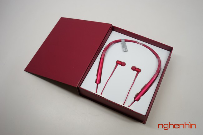 MDR-EX750BT nổi bật với kiểu dáng thân thiện, năng động thích hợp cho mọi môi trường sử dụng của người dùng. Phần khung tai nghe sử dụng thiết kế nhựa và cao su liền khối để mang đến trọng lượng nhẹ nhất cho sản phẩm.