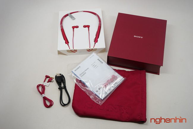 Trong số đó có tai nghe Sony MDR-EX750BT, mẫu tai nghe Bluetooth có kiểu dáng thiết kế thời trang nhỏ gọn, với nhiều màu sắc ấn tượng như đỏ hồng, hồng cánh sen, vàng chanh, đen xám và xanh ngọc.