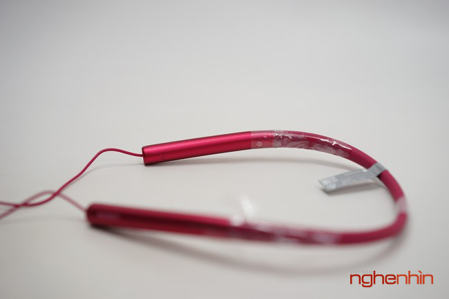 Là Là một trong những sản phẩm tai nghe Bluetooth đầu tiên hỗ trợ chuẩn âm thanh Hi-Res, cùng với kiểu dáng thiết kế năng động, đẹp mắt và màu sắc ấn tượng, tuy nhiên mức giá 4.490.000 đồng sẽ khiến Sony gặp khó khăn để đưa sản phẩm này tiếp cận đến tai người dùng Việt Nam.
