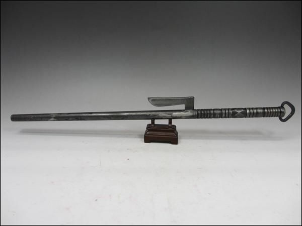 Một chiếc Jitte có thể dài từ chừng 30 cm đến 1 mét, gồm một mũi thép dài và cán gỗ hoặc kim loại, từ mũi thép chẻ ra một nhánh thép ngắn hơn nằm gần cán. Cũng có loại Jitte gồm một nhánh thép chính và hai nhánh thép phụ gần cán.