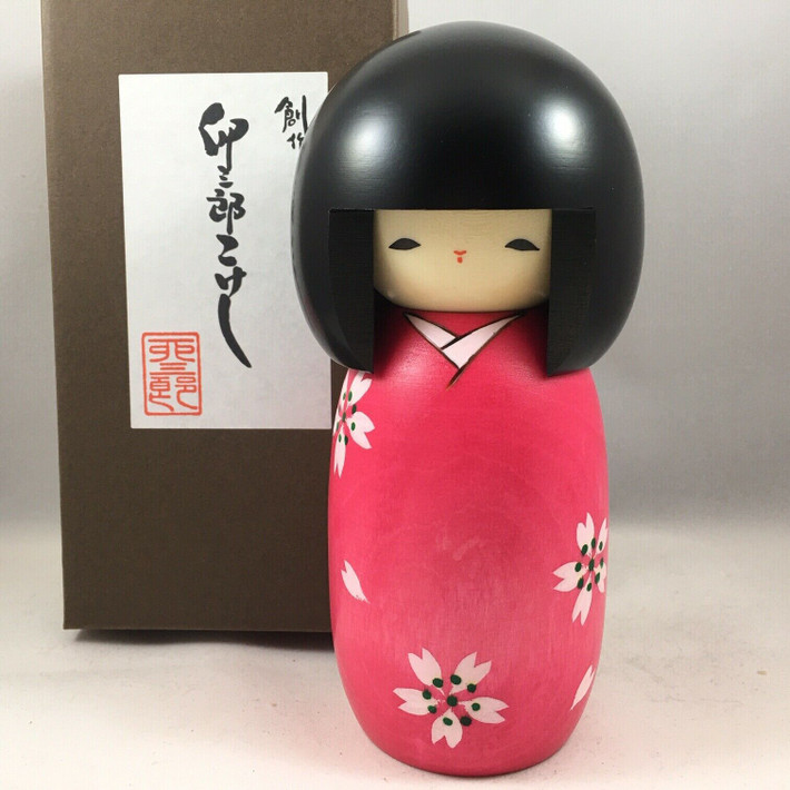 Vật liệu làm Kokeshi phổ biến là gỗ cây muzuki, loại cao cấp hơn làm từ gỗ anh đào. Ngoài ra, gỗ cây phong Nhật Bản cũng được sử dụng để chế tác loại búp bê này.