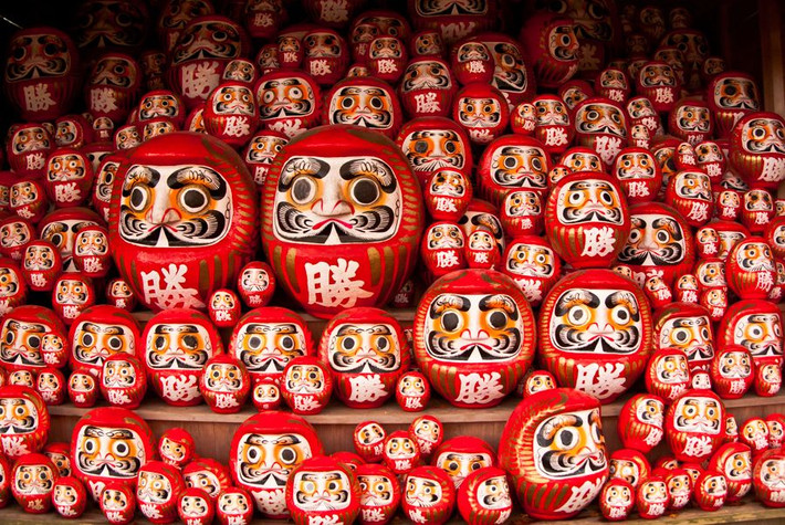 Và khi toại nguyện, chủ nhân búp bê Daruma mới vẽ nốt con mắt còn lại cho nó như một sự đền đáp...