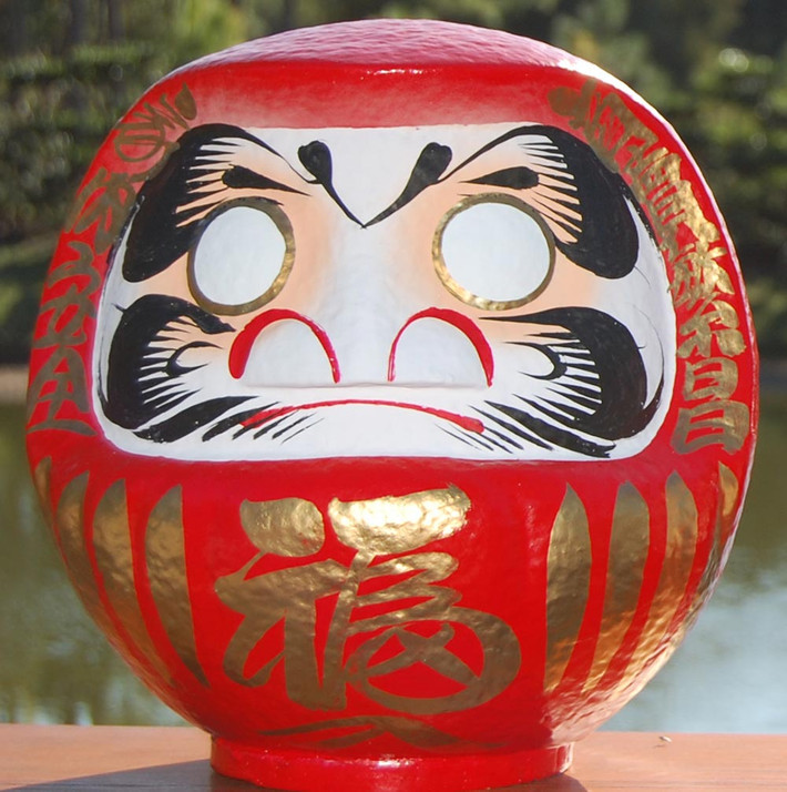 Người Nhật thường mua búp bê Daruma làm quà tặng, đặc biệt là cho người ốm, và du khách nước ngoài đến đất nước này cũng hay chọn Daruma làm quà lưu niệm. Nhưng không nhiều người biết về một sự thật đáng sợ của con búp bê này.