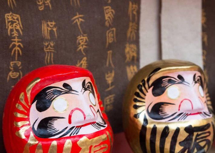 Tạo hình của tất cả các con búp bê Daruma đều mang đặc điểm chung là có đôi mắt trắng xóa, không có chân tay, râu và lông mày dày và cong, nét mặt khá “cáu kỉnh”.