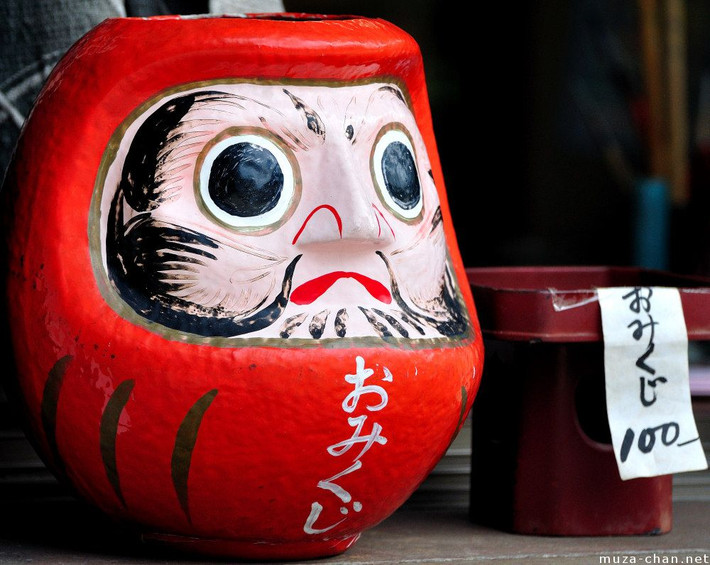 Giống như con lật đật, Daruma tròn xoe, có phần dưới nặng, phần trên nhẹ nên giữ thăng bằng rất tốt. Dù bị xô đẩy hay quăng quật thế nào thì nó cũng trở về dáng đứng thẳng ban đầu. Vì vậy búp bê Daruma còn được coi là biểu tượng cho sự phục hồi.