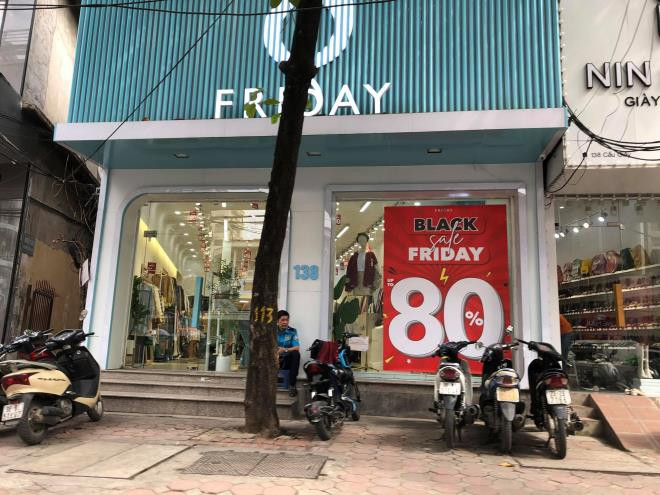 Nhiều chủ cửa hàng chia sẻ, thời gian này năm ngoái lượng khách tập trung đông đến mức phải huy động thêm 3,4 nhân viên mới phục vụ xuể nhưng năm nay đến giờ này lượng khách tăng so với ngày thường vẫn rất ít.