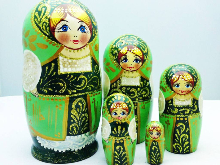 Năm 1900, những con búp bê của Malyutin và Zvyozdochkin được đưa đi dự Triển lãm thế giới ở Paris và nhận huy chương đồng của ban tổ chức. Không lâu sau đó, cơ sở sản xuất búp bê Matryoska đầu tiên hình thành ở Nga.
