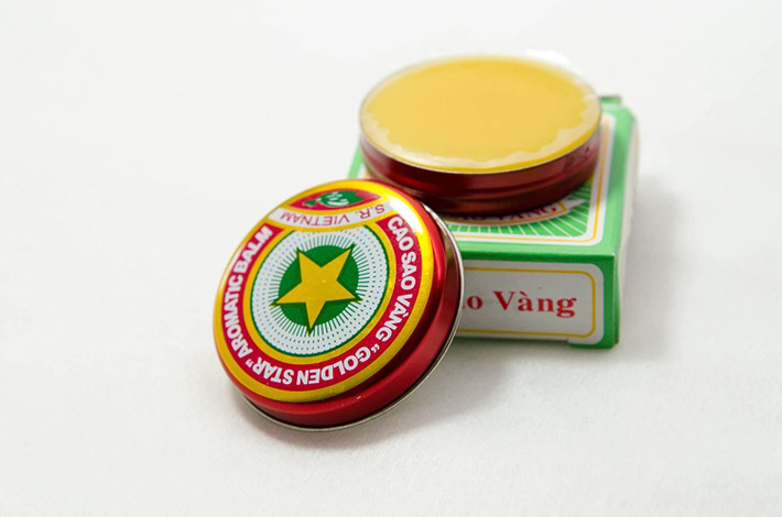 Đây là một loại cao đặc sánh và mịn, bền trong các điều kiện thời tiết khác nhau, được đựng trong hộp sắt nhỏ có thể nhét trong túi áo, túi quần. Thành phần của cao Sao Vàng gồm long não, sáp ong và các loại tinh dầu quý như bạc hà, quế, tràm, hương nhu...