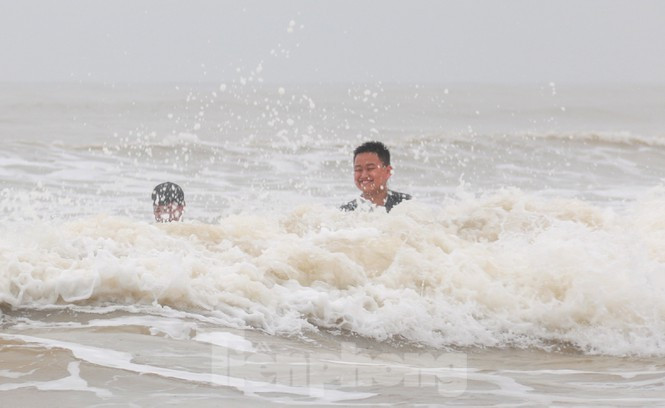 Theo Trung tâm khí tượng thuỷ văn dự báo: trong hôm nay (15/11), vùng biển từ Hà Tĩnh đến Đà Nẵng (bao gồm cả huyện đảo Cồn Cỏ) có mưa bão, gió mạnh cấp 9, giật cấp 12, sóng biển cao 3-5m; biển động rất mạnh.