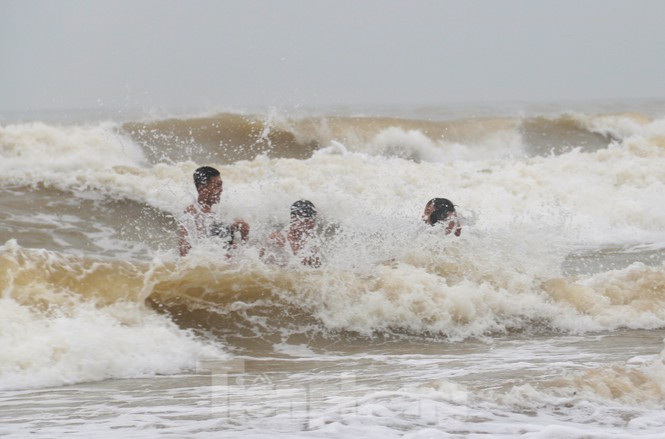 Sóng biển cao, phủ kín mặt người.
