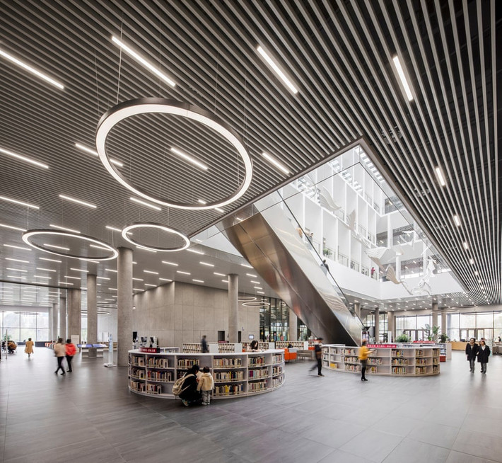 Có hai triệu cuốn sách nằm trong tòa nhà bốn tầng rộng 8.000 m2. Ảnh: Schmidt Hammer Lassen Architects/Adam Mork.