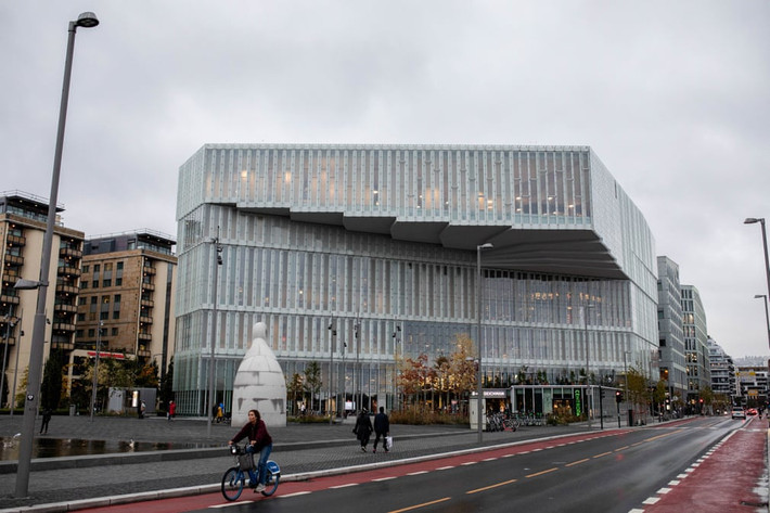 Deichman Bjorvika, Oslo, Na Uy. Thư viện năm tầng chứa tới 450.000 cuốn sách. Nằm cạnh Nhà hát Opera Olso, thư viện được cải tạo như một phần của dự án đổi mới đô thị. Ảnh: Bloomberg/Getty Images.