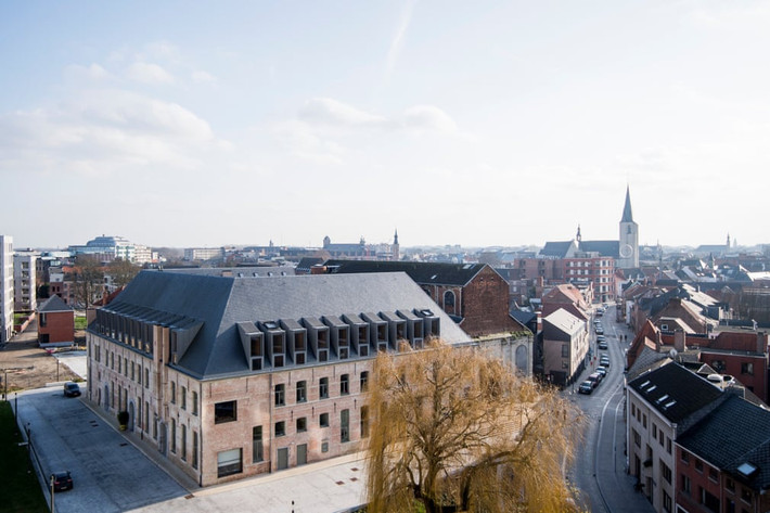 Het Predikheren, Mechelen, Bỉ. Đây vốn là một tu viện bị bỏ hoang từ năm 1975, sau đó được tái thiết thành thư viện. Kiến trúc tòa nhà theo phong cách baroque, vòng ngoài là không gian văn phòng, phòng học, còn phía trong là sân, nhà thờ… Ảnh: Jasper Jacobs/PA Images.