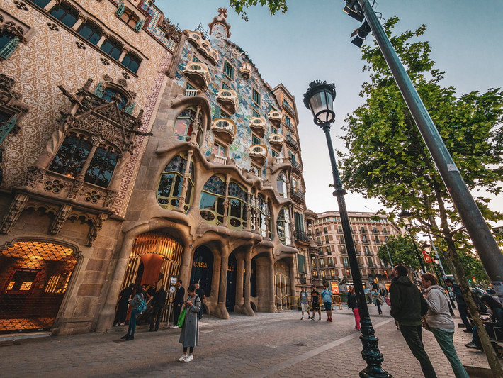 Gaudi đã thuyết phục Batlló không phá bỏ công trình mà chỉ tiến hành sửa đổi trên cơ sở mở rộng. Việc thi công được tiến hành từ năm 1904-1906. Ảnh: Paseo de Gracia.