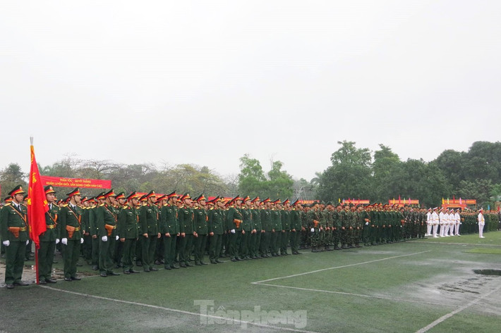 Sáng 1/3, tại TP. Vinh, Bộ Chỉ huy Quân sự tỉnh Nghệ An tổ chức Lễ ra quân huấn luyện năm 2024. Tham dự buổi lễ có Trung tướng Thái Văn Minh - Cục trưởng Cục Quân huấn, Bộ Tổng Tham mưu Quân đội nhân dân Việt Nam.