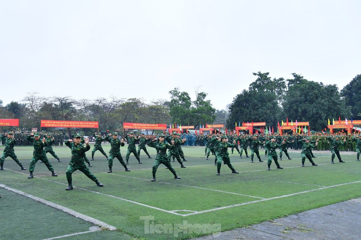 Trong buổi lễ ra quân, lực lượng vũ trang tỉnh Nghệ An đã biểu diễn nhiều bài võ thuật đẹp mắt. Trong ảnh là trinh sát biên phòng các bài võ với dao găm.