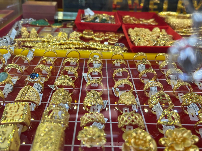 Trong khi đó, tại nhiều tiệm vàng ở "Phố Vàng bạc" quận 5, số lượng nhẫn trơn còn rất nhiều.