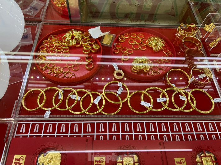 Vàng nhẫn tại các tiệm vàng tư nhân còn rất nhiều nhưng vắng khách mua.