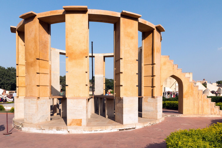 Rama Yantra gồm hai cấu trúc hình trụ lớn có đỉnh mở với một trụ thẳng đứng ở trung tâm, dùng để đo độ cao của các ngôi sao dựa trên vĩ độ và kinh độ của Trái đất. Ảnh: Wikipedia.