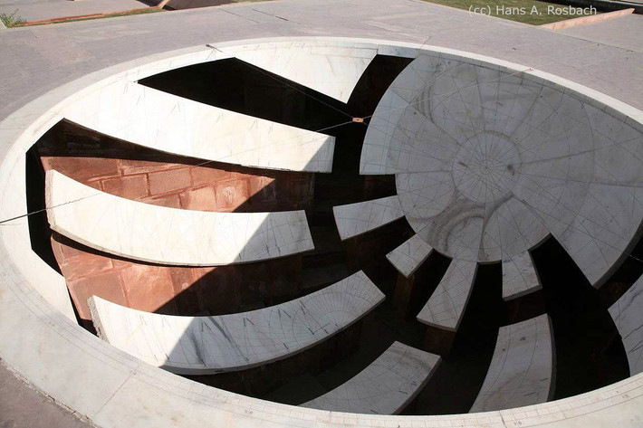 Jai Prakash Yantra gồm hai đồng hồ mặt trời hình bán cầu với các phiến đá cẩm thạch được đánh dấu giúp lập bản đồ hình ảnh đảo ngược của bầu trời và cho phép người quan sát di chuyển bên trong để đo độ cao, góc phương vị, góc giờ và độ nghiêng của Mặt Trời. Ảnh: Mandalaoftheday.com.