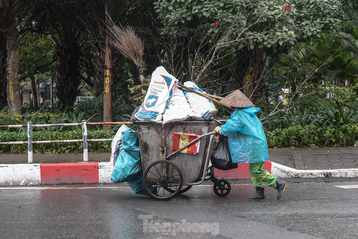 Bất kể mưa hay lạnh, những nhân viên môi trường vẫn cần mẫn thực hiện nhiệm vụ của mình.