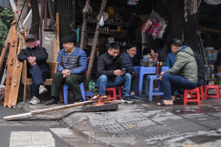 Nhâm nhi ly trà đá bên đốm lửa nhỏ trong tiết trời lạnh là thú vui của nhiều người.