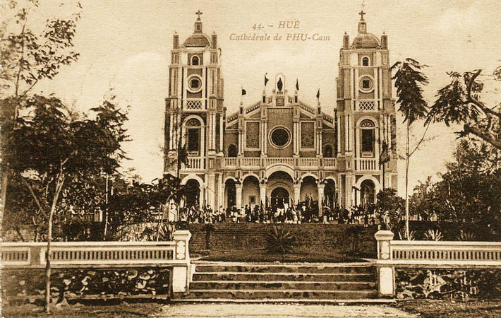 Nhà thờ chính tòa Phủ Cam ở Huế xưa. Vào thập niên 1963 nhà thờ này được xây lại theo bản vẽ của KTS Ngô Viết Thụ - người thiết kế Dinh Độc Lập ở Sài Gòn.