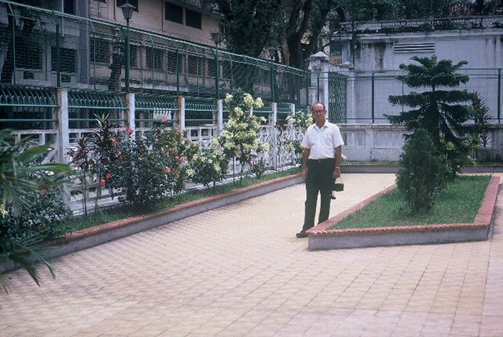 Bên trong khuôn viên thánh đường, 1965. Ảnh: Ken Kraft.