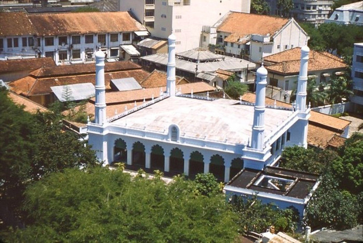 Toàn cảnh thánh đường Hồi giáo Jamia Al-Musulman, thường gọi là đền Hồi giáo, nhìn từ trên cao, Sài Gòn năm 1962. Thánh đường có từ năm 1935, do cộng đồng Hồi giáo đến từ Nam Ấn Độ đóng góp tiền xây dựng để phục vụ nhu cầu tâm linh của tín đồ ở Sài Gòn. Ảnh: Barry M's Gallery.