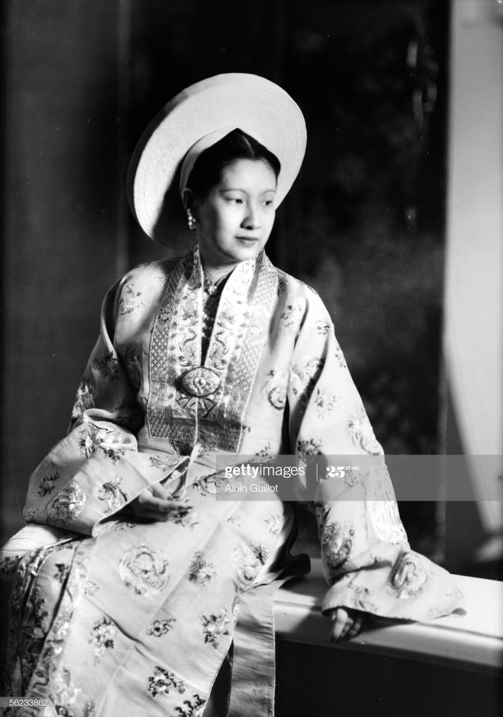 Cựu hoàng hậu trong trang phục hoàng gia, 1949.