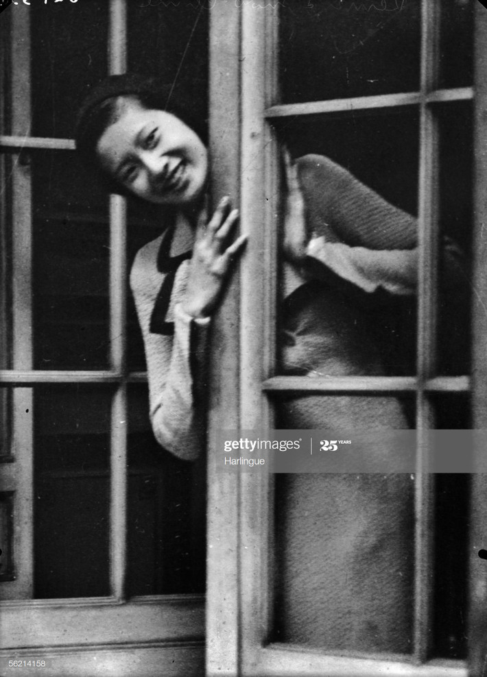 Nam Phương Hoàng hậu trong trường nữ sinh nội trú Couvent des Oiseaux, Paris năm 1925. Bà theo học ở trường này từ năm 1925-1932.