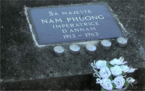 Những năm cuối đời, bà Nam Phương ít đi ra ngoài và gặp gỡ mọi người. Thời gian này bà bị bệnh tim nặng, thường xuyên bị khó thở. Ảnh: Cuucshuenh.net.
