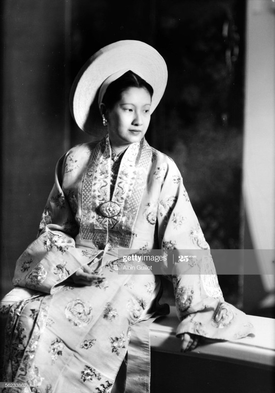 Cựu hoàng hậu trong trang phục hoàng gia, 1949.