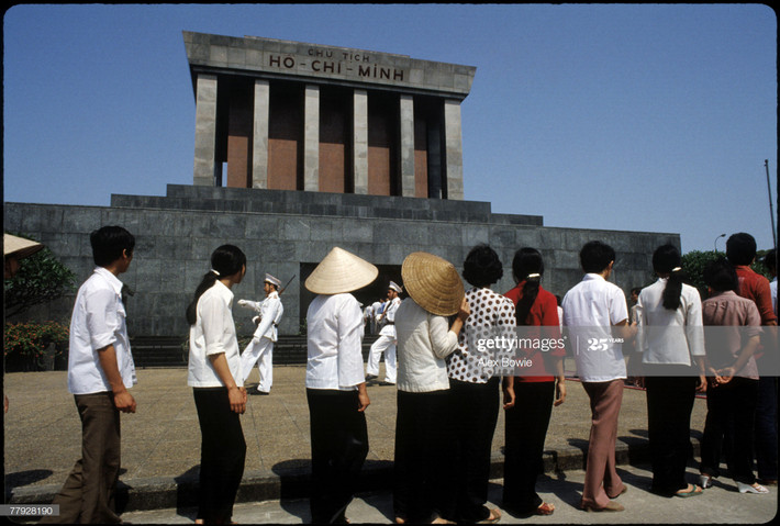 Người dân xếp hàng vào viếng lăng Chủ tịch Hồ Chí Minh, Hà Nội ngày 24/5/1983.